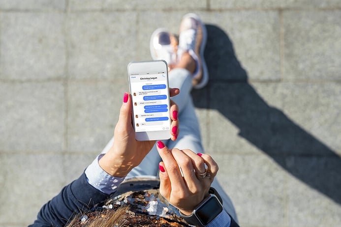 How Steve Jobs modeled the Apple store on the hospitality industry?