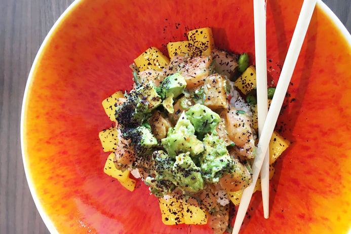 Le poke bowl est un plat hawaïen, à base de poisson cru mariné servi dans un bol, est rapide à préparer, nourrissant et sain.