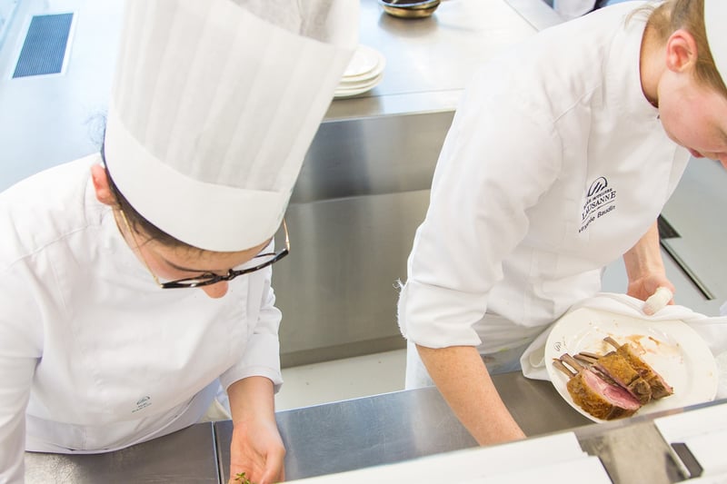 L'uniforme des chefs est traditionelement blanc. Le porter n'est pas seulement endosser un habit pour cuisiner.