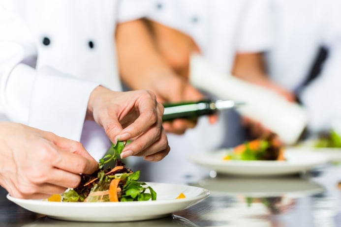 Bei Culinary Arts handelt sich um die Kunst, Essen zuzubereiten, anzurichten und zu servieren.