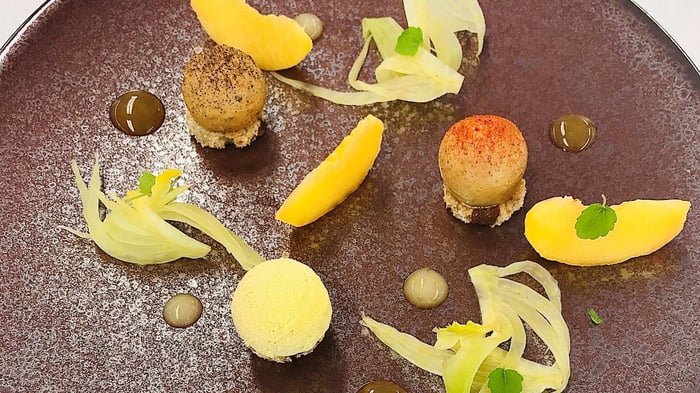 Recette de Cédric Bourassin pour Gault & Millau Suisse : Sphères de foie gras et compotée choco yuzu
