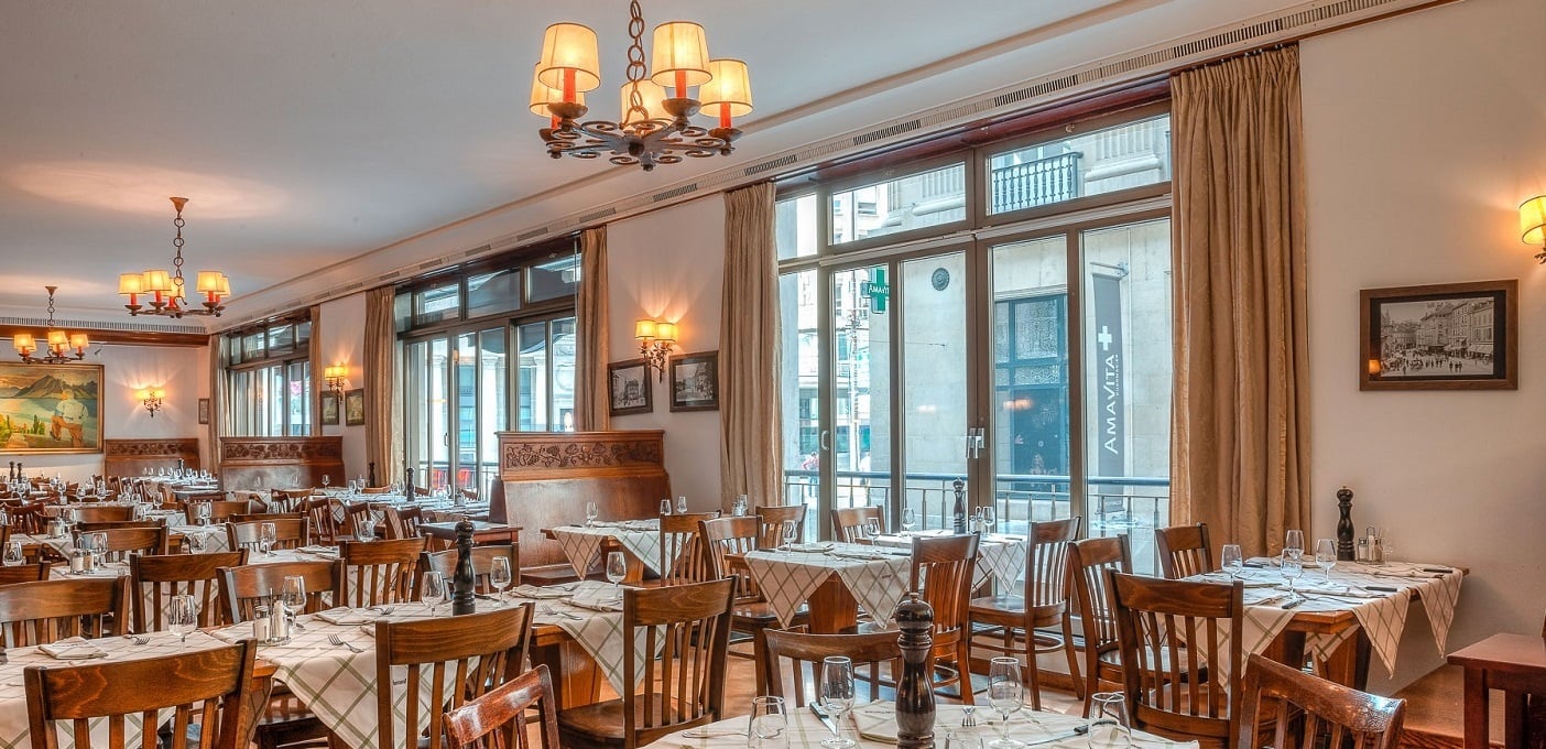 tables inside the restaurant Le Café Romand