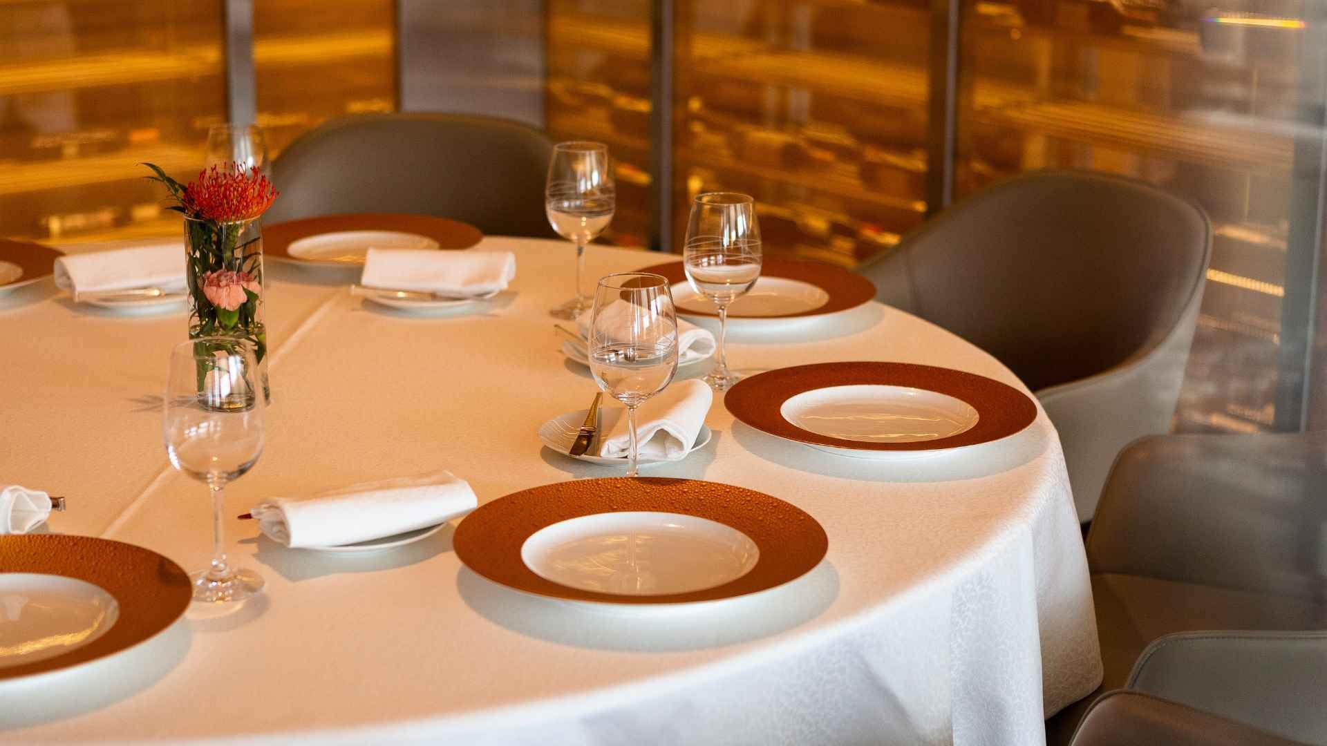 Table setting using charger plates