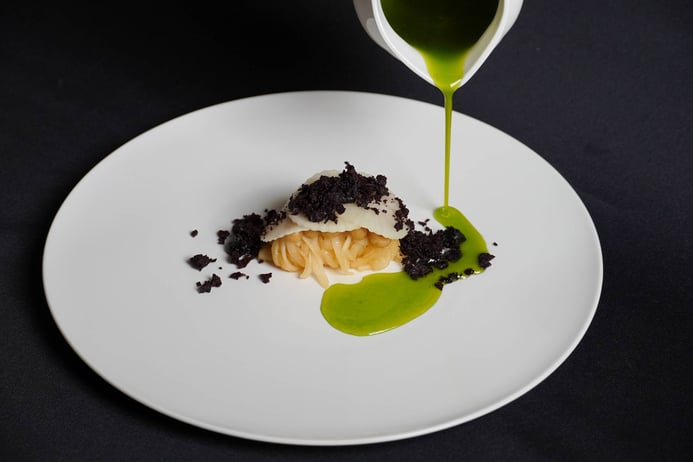 Vegane Speise wird auf einem weissen Teller serviert.