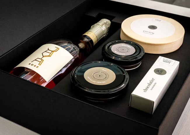 Coffret cadeau gourmet EHL avec prosecco, sablé, chutney, fois gras, dal de lentilles et barre de chocolat
