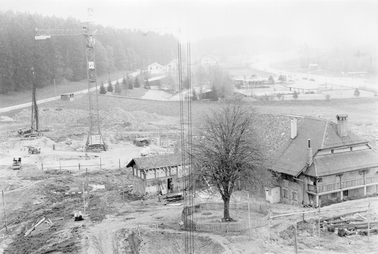 Construction de la Nouvelle École - la Ferme au milieu des grues