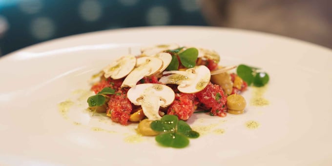 Tartare de bœuf aux noisettes, champignons et huile vanillée [par Cheffe Lucrèce Lacchio]