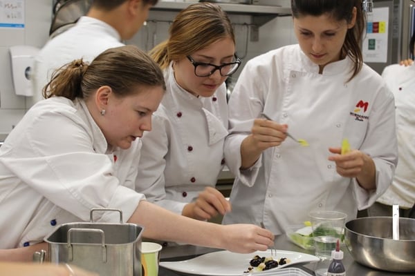 Hotelmanagement-Studierende der SSTH üben modern plating