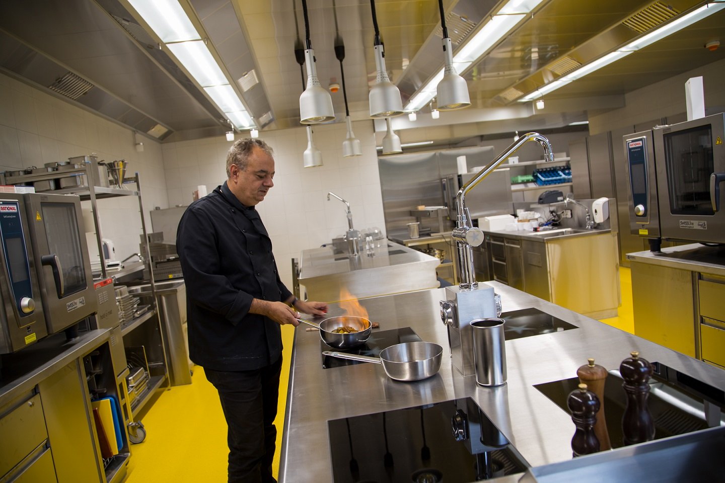 Gion Fetz Executive Chef SSTH in the Student Kitchen