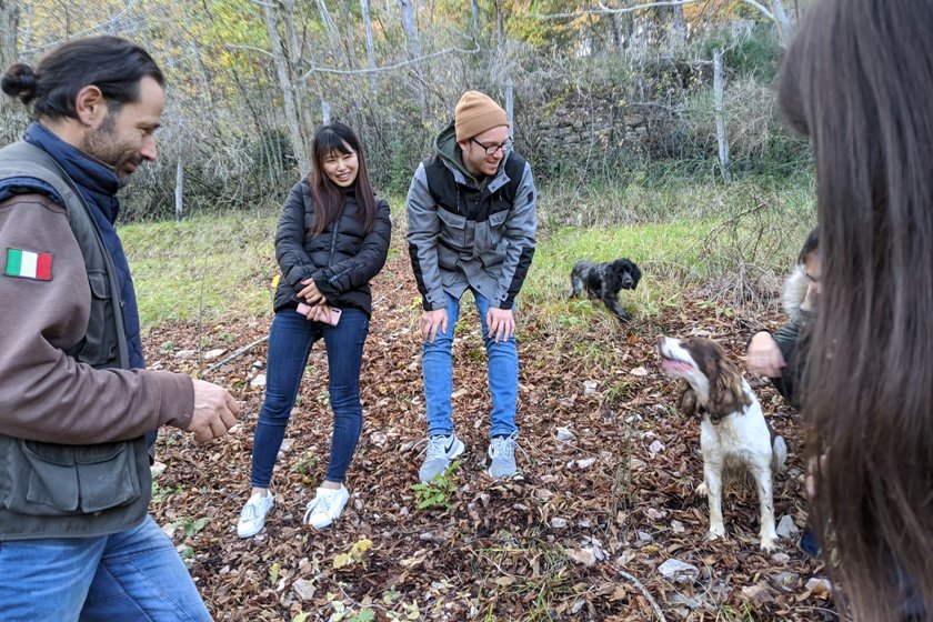 the hotel management students are togehter with the search dogs on truffle hunt in Italy