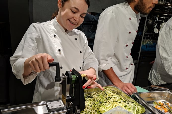 Studenten an Workshop zu Rohkost und veganer Ernährung