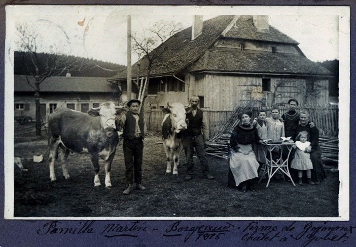 La Famille Martin-Borgeaud devant la Ferme