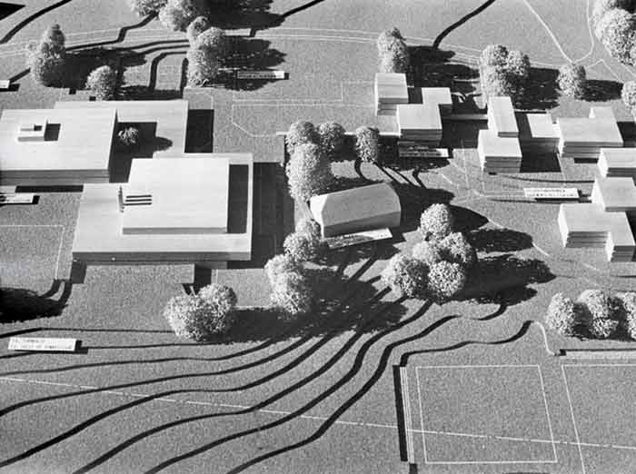 Photographie-de-la-première-maquette-de-la-Nouvelle-École_001