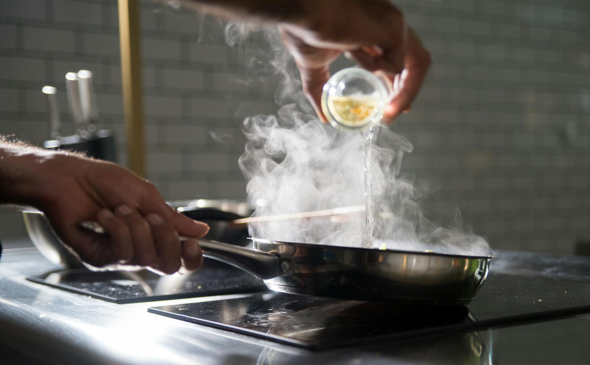 Deglazing fond off a pan