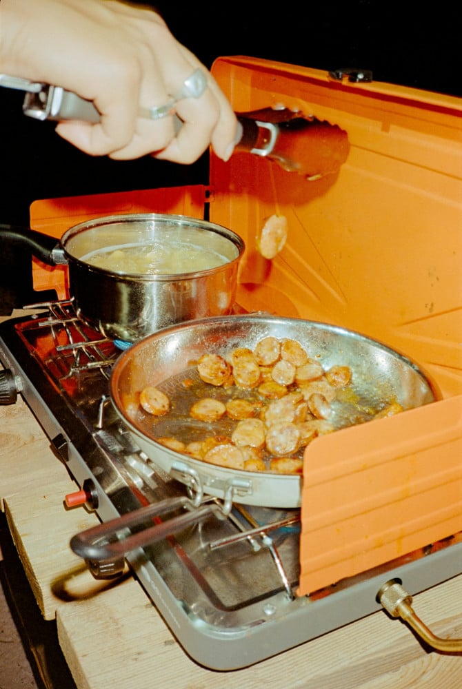 Frying sausages and cooking pasta at the same time