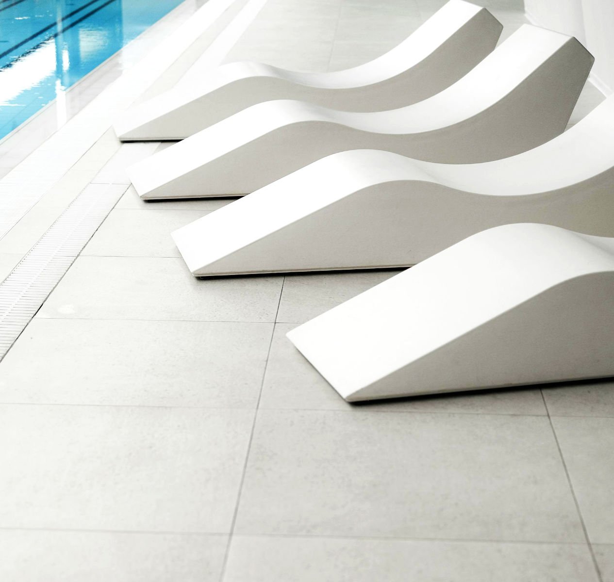 poolside-lounge-chairs