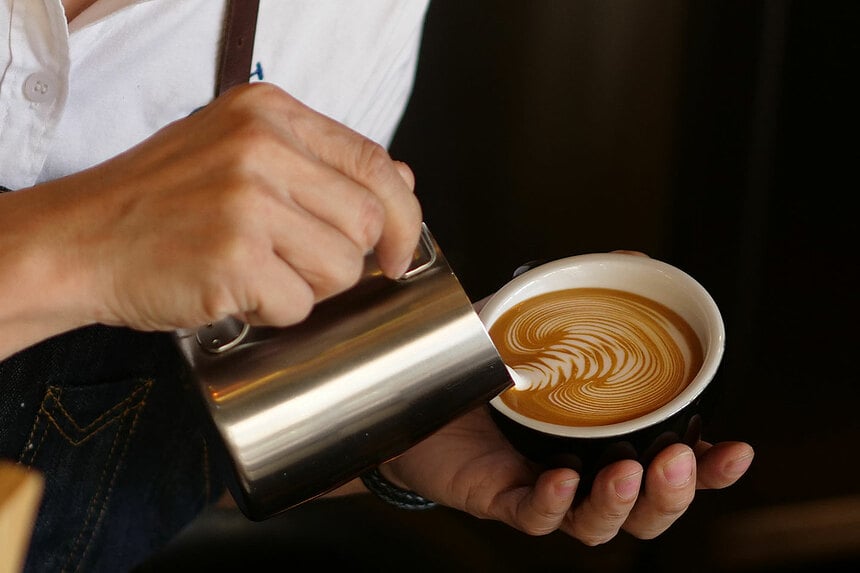 Un barista est une personne spécialisée dans la préparation de boissons au café à base d'expresso.