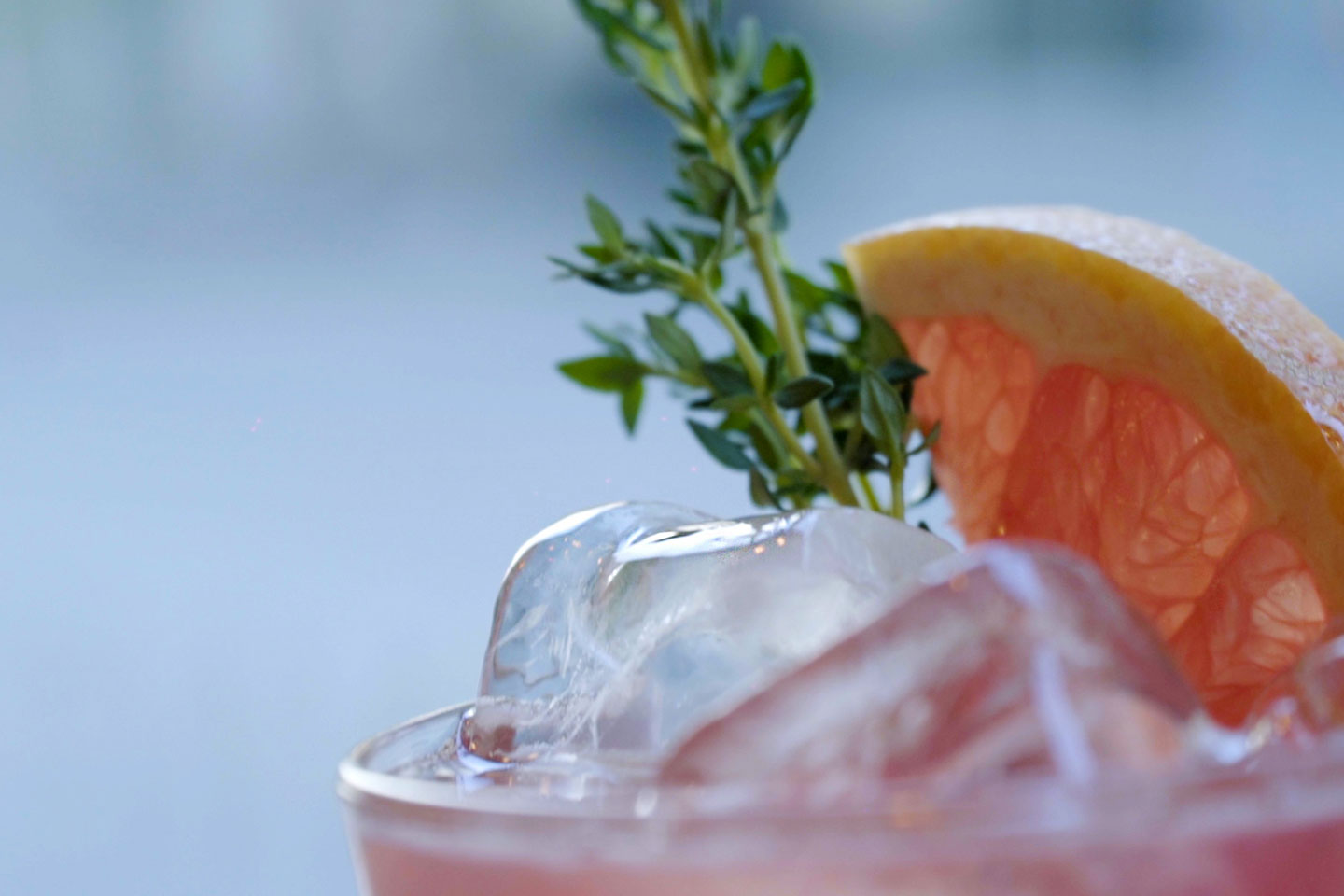 Un cocktail est une boisson élaborée à la minute, à partir de plusieurs ingrédients mélangés d’après une recette.