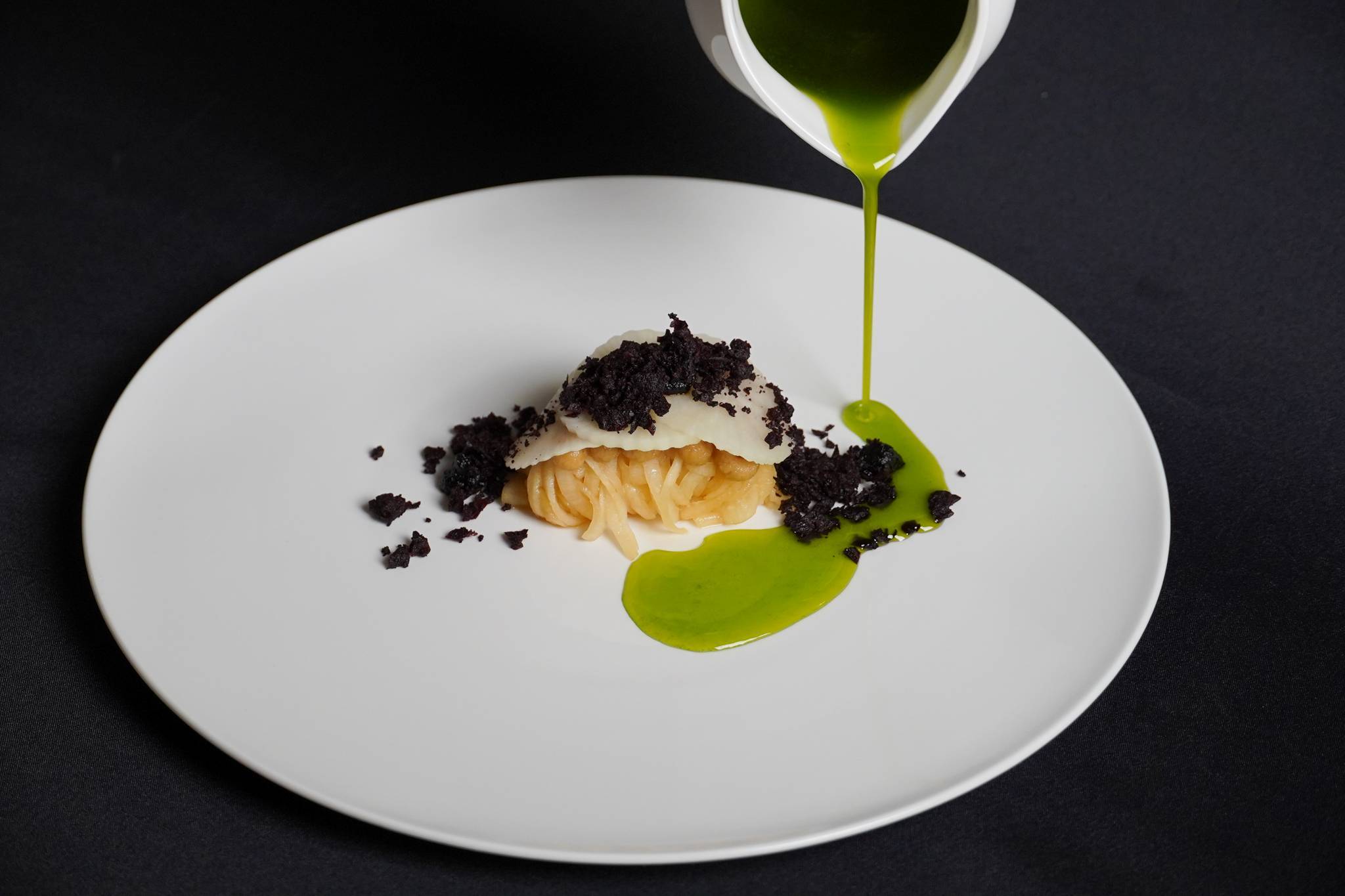 Vegane Speise wird auf einem weissen Teller serviert.